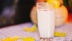 广东一女子奶茶里喝出死苍蝇 商家辩称因气候湿